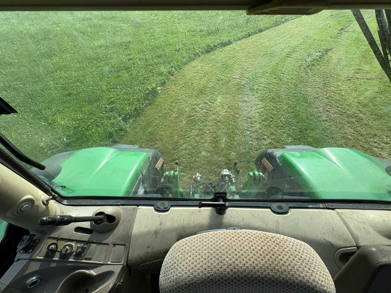 Farm tractor John Deere 6210R: picture 44