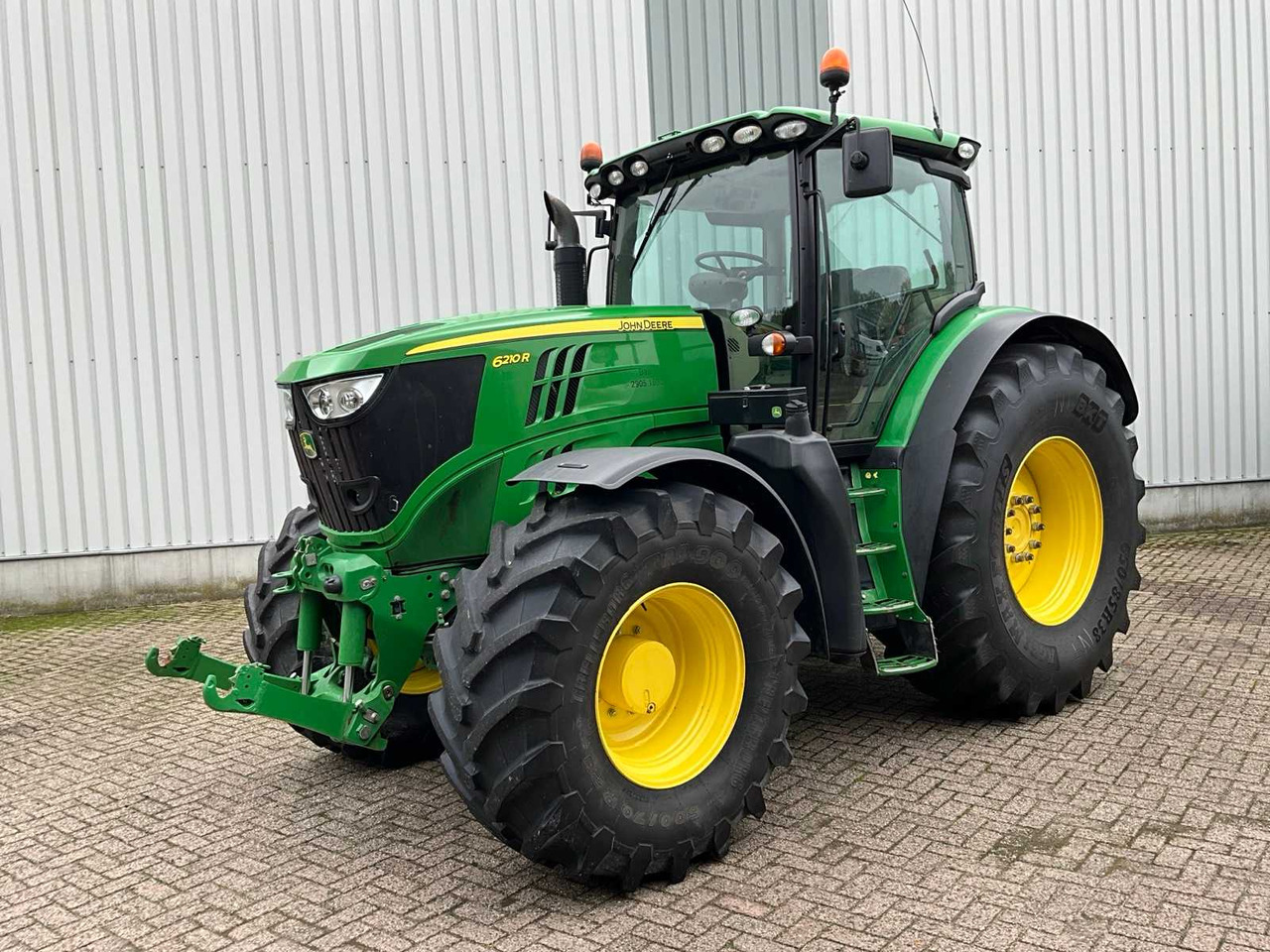 John Deere 6210R - Farm tractor: picture 1 John Deere 6210R - Farm tractor: picture 1
