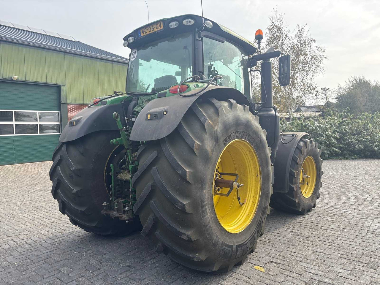 John Deere 6215R - Farm tractor: picture 5 John Deere 6215R - Farm tractor: picture 5