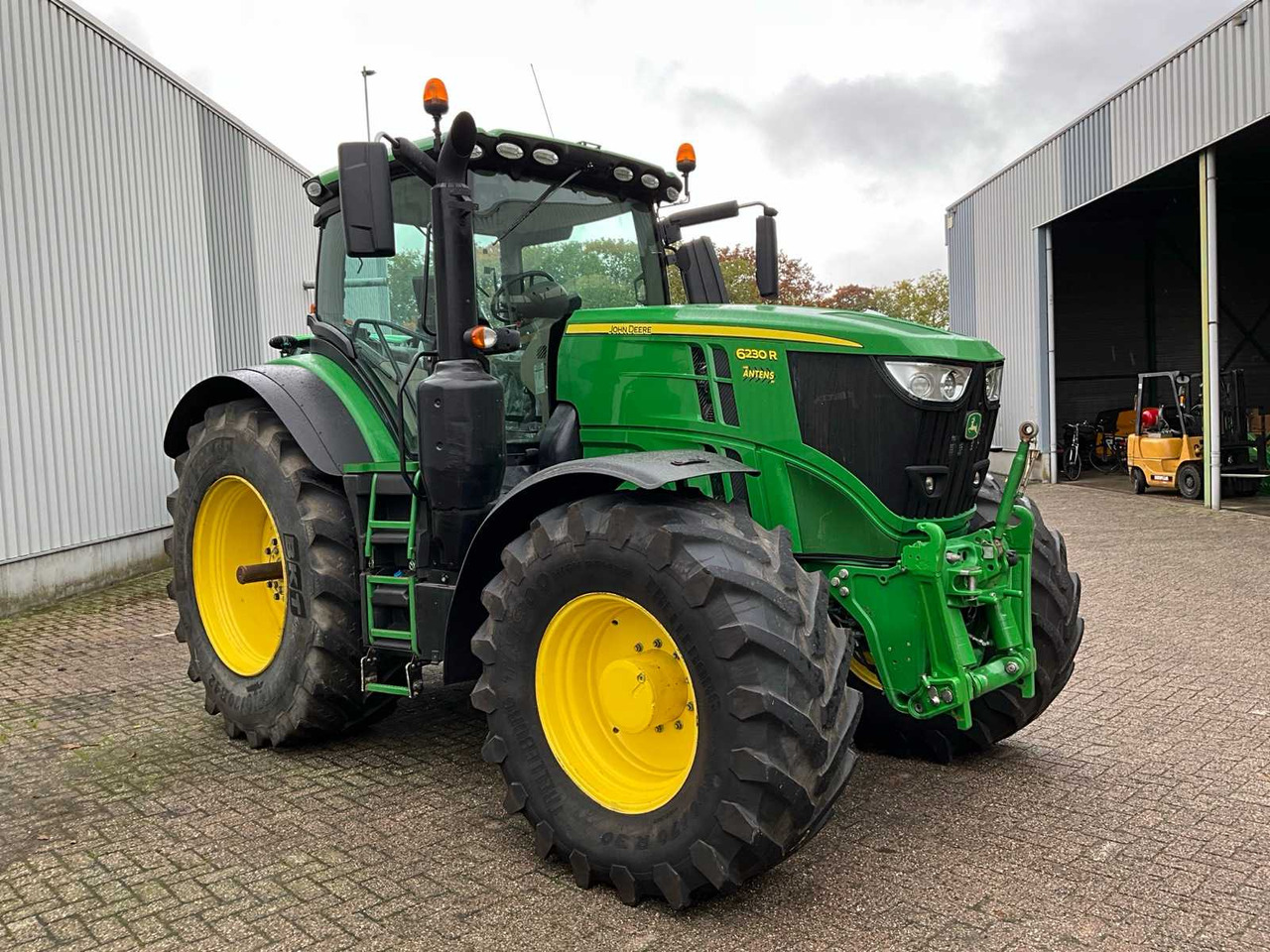 John Deere 6230R - Farm tractor: picture 4 John Deere 6230R - Farm tractor: picture 4