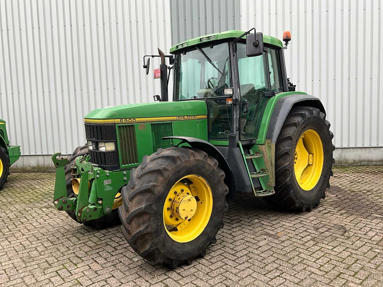 John Deere 6900 - Farm tractor: picture 1 John Deere 6900 - Farm tractor: picture 1