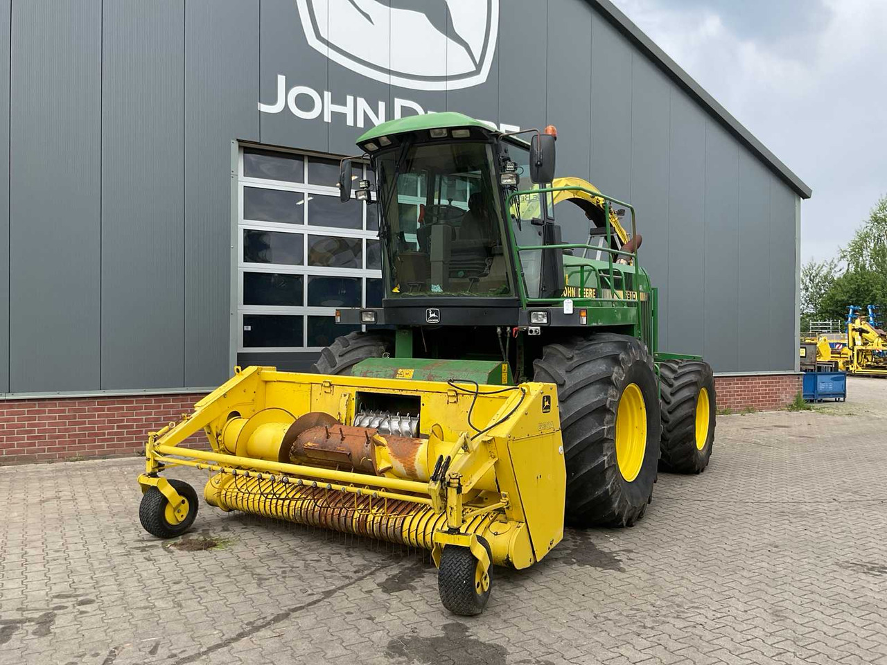 John Deere 6910 - Forage harvester: picture 2 John Deere 6910 - Forage harvester: picture 2