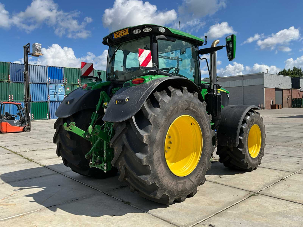 John Deere 6R 215 - Farm tractor: picture 3 John Deere 6R 215 - Farm tractor: picture 3