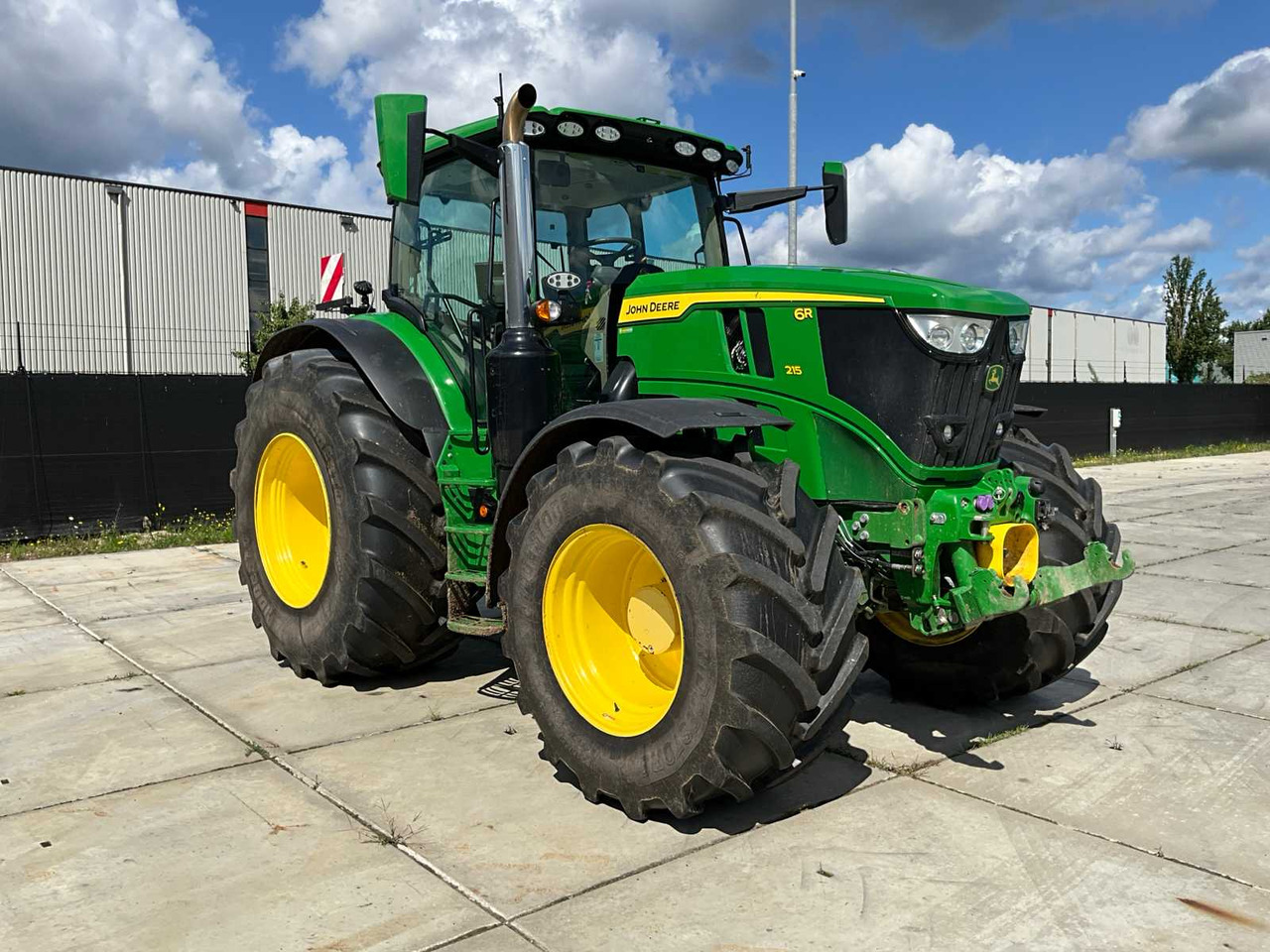 John Deere 6R 215 - Farm tractor: picture 2 John Deere 6R 215 - Farm tractor: picture 2