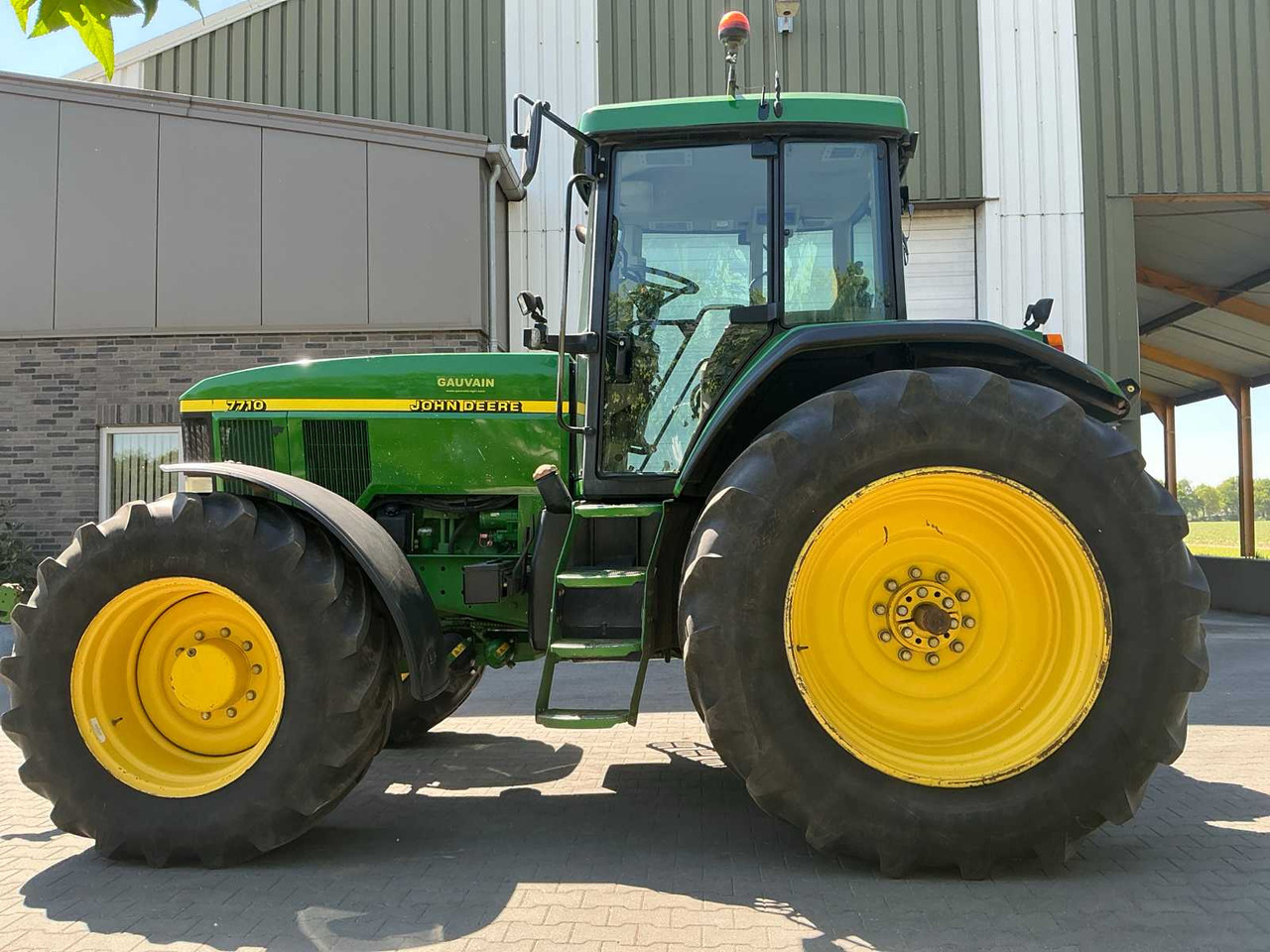 John Deere 7710 - Farm tractor: picture 2 John Deere 7710 - Farm tractor: picture 2
