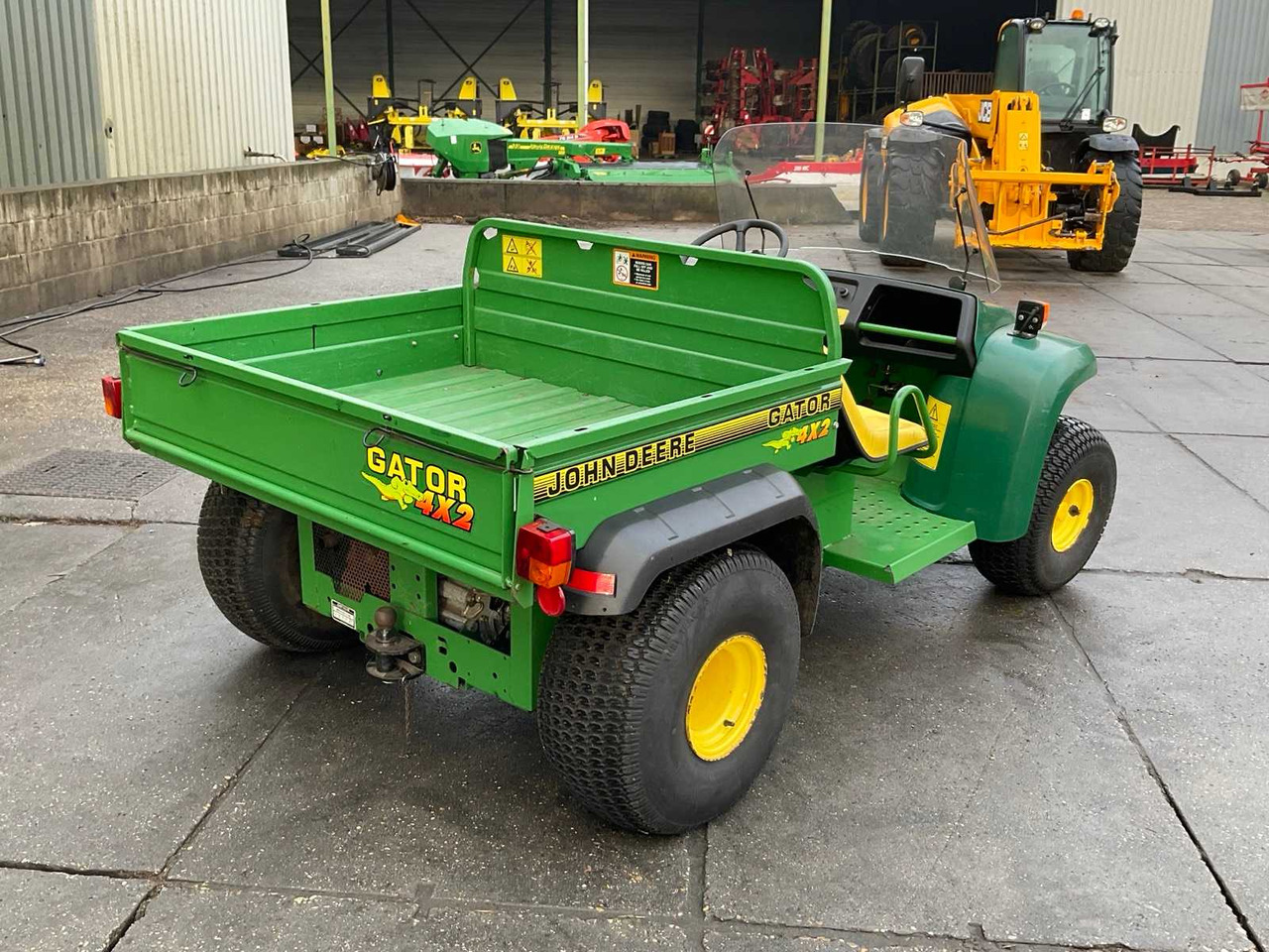 John Deere Gator 4x2 - Municipal tractor: picture 3 John Deere Gator 4x2 - Municipal tractor: picture 3