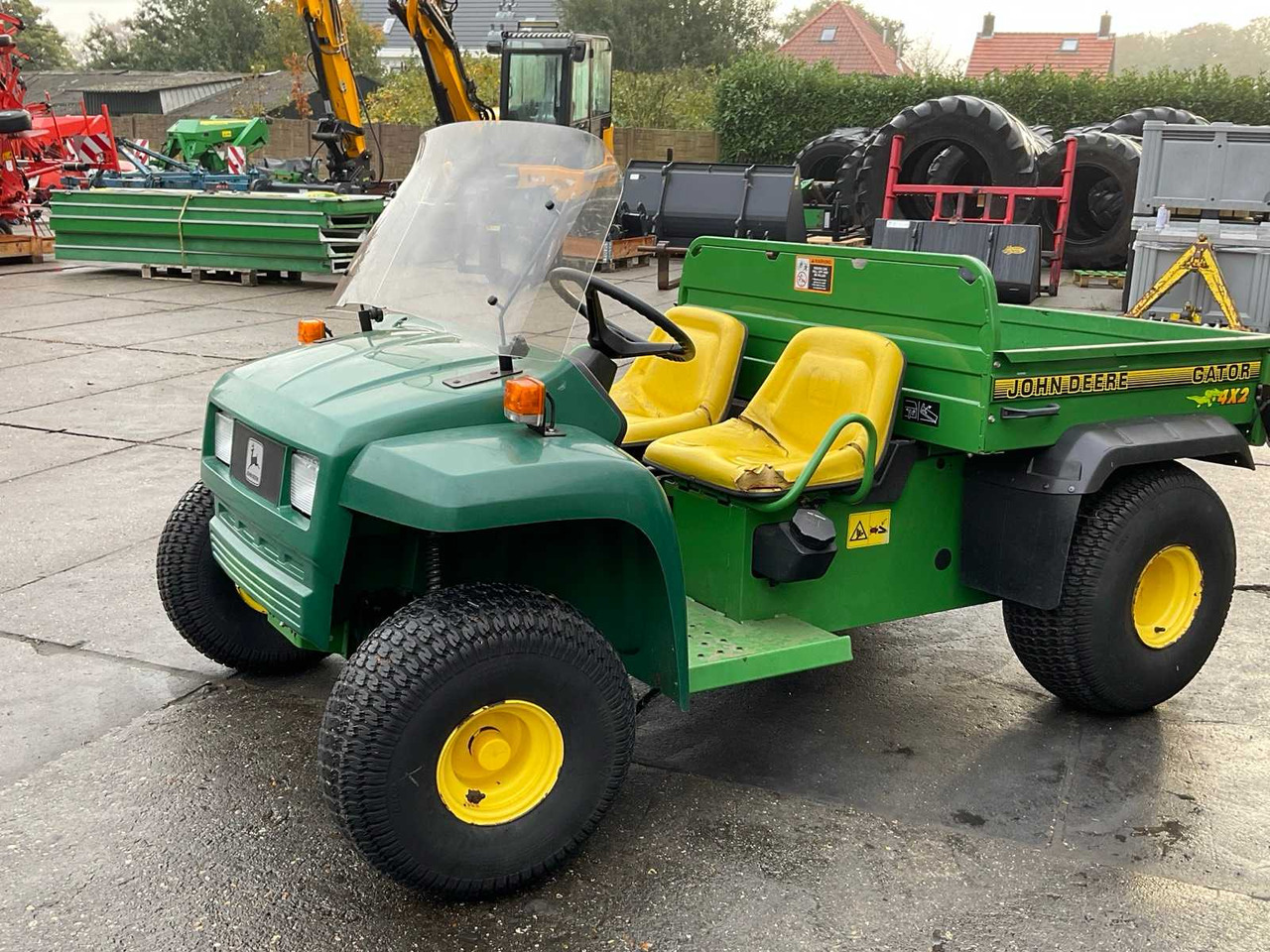 John Deere Gator 4x2 - Municipal tractor: picture 5 John Deere Gator 4x2 - Municipal tractor: picture 5