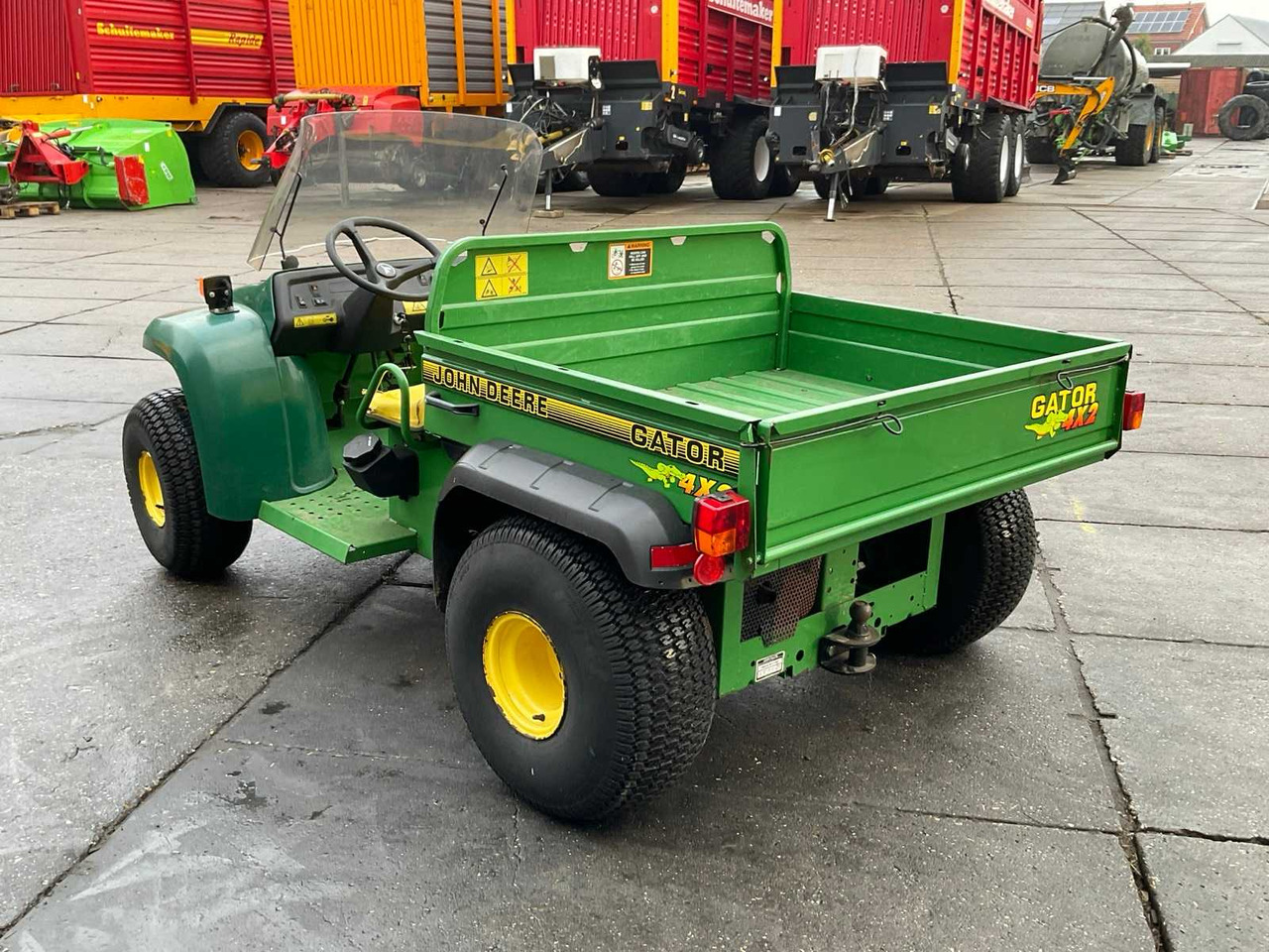 John Deere Gator 4x2 - Municipal tractor: picture 4 John Deere Gator 4x2 - Municipal tractor: picture 4