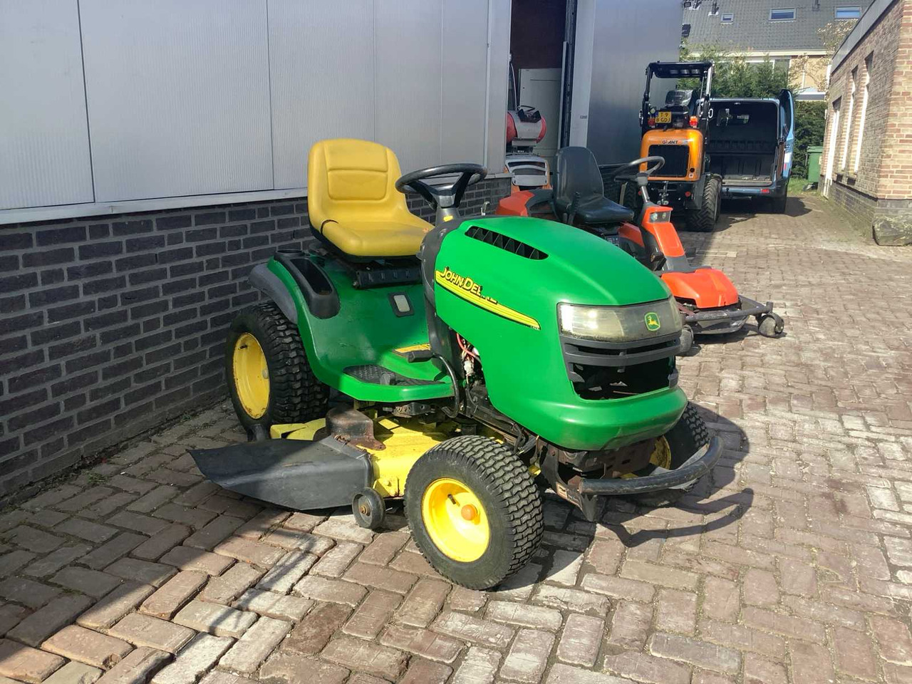 John Deere L120 - Garden mower: picture 2 John Deere L120 - Garden mower: picture 2