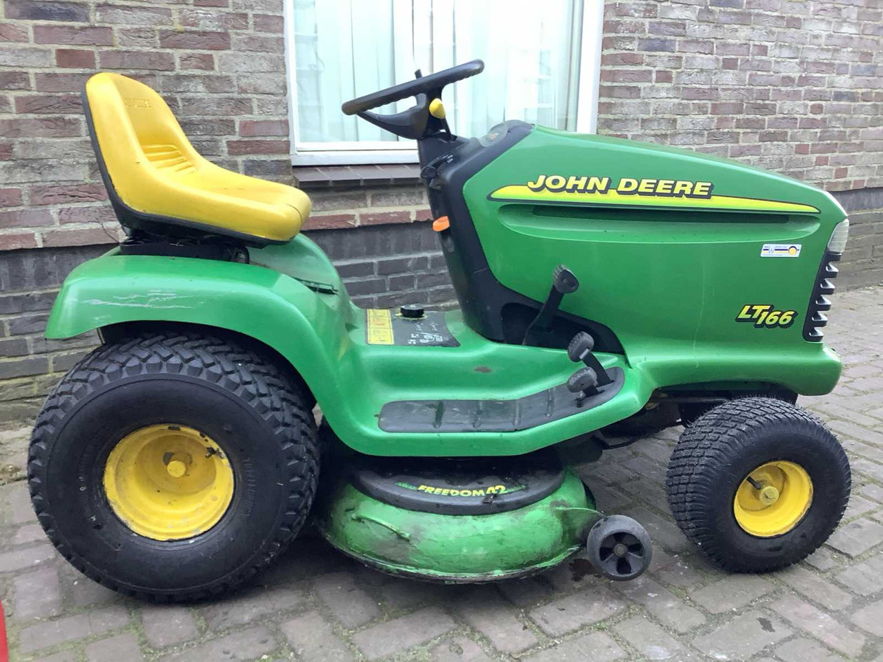 John Deere LT166 Tractor - Garden mower: picture 2 John Deere LT166 Tractor - Garden mower: picture 2