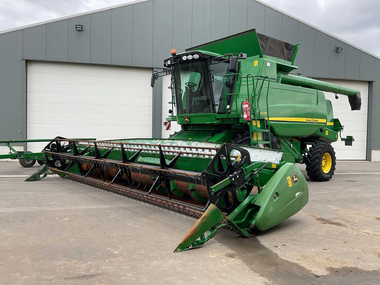 John Deere T670 - Combine harvester: picture 1 John Deere T670 - Combine harvester: picture 1