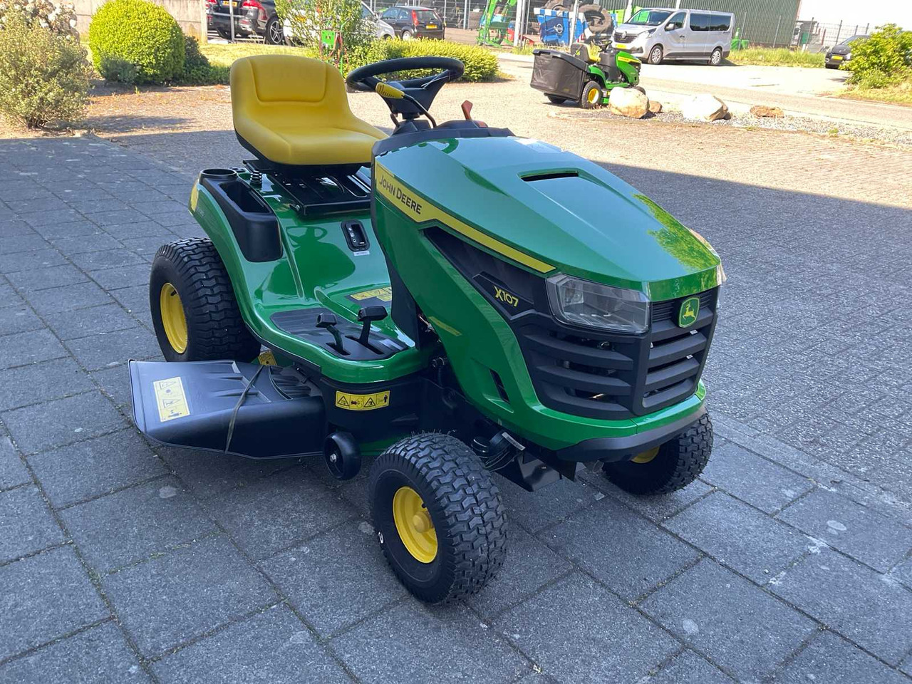 John Deere X107 - Garden mower: picture 4 John Deere X107 - Garden mower: picture 4