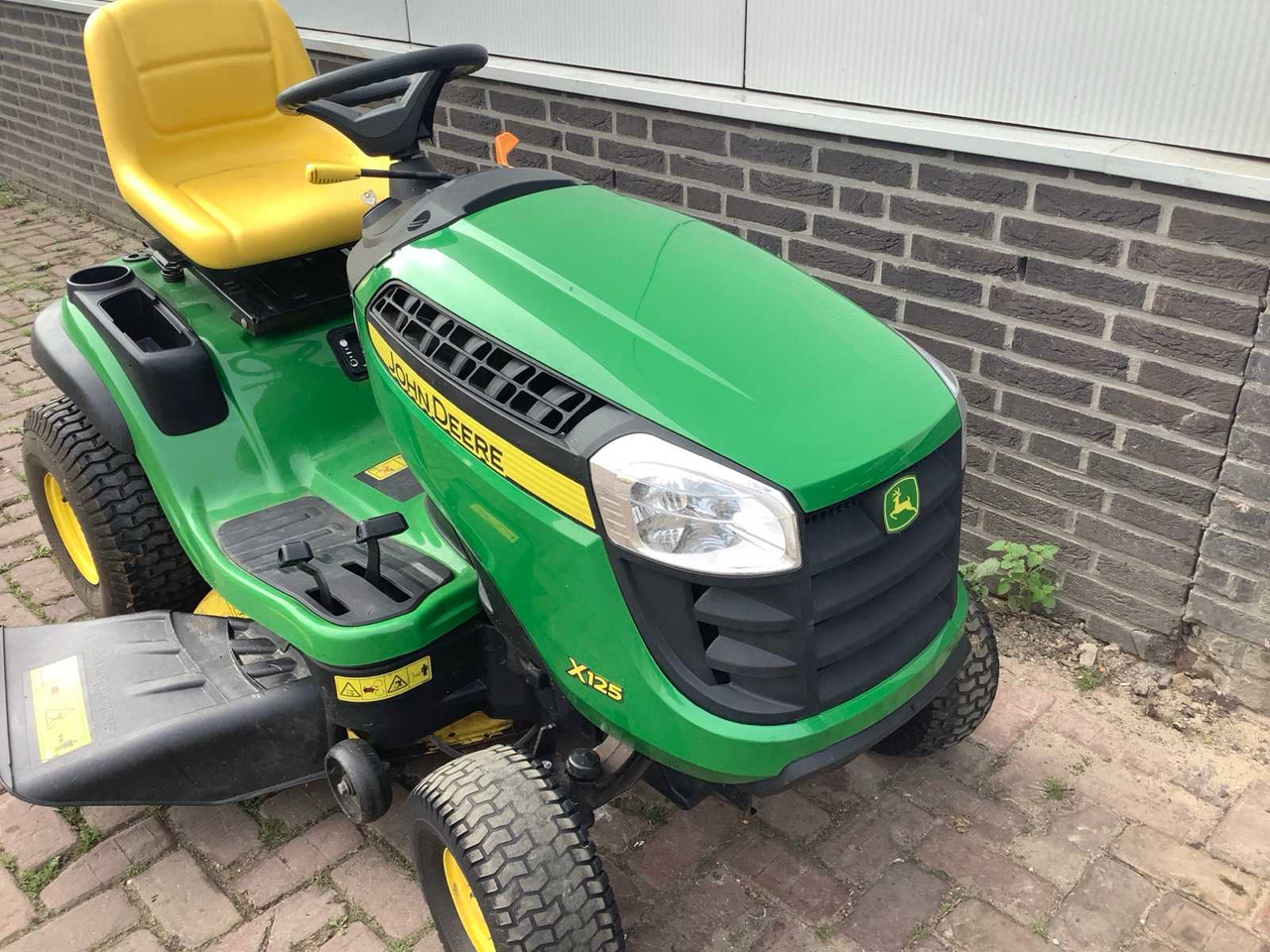John Deere x125 - Garden mower: picture 4 John Deere x125 - Garden mower: picture 4