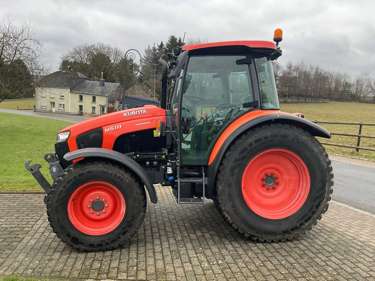 Kubota 2020 KUBOTA M5111 FOUR WHEEL DRIVE FARM TRACTOR - Farm tractor: picture 2 Kubota 2020 KUBOTA M5111 FOUR WHEEL DRIVE FARM TRACTOR - Farm tractor: picture 2