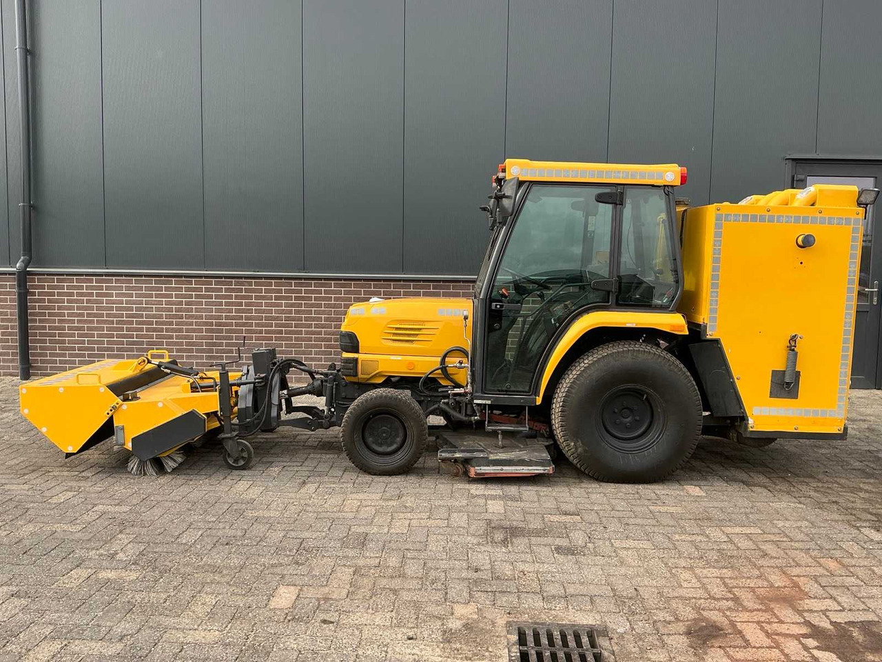 Kubota STV40 - Compact tractor: picture 2 Kubota STV40 - Compact tractor: picture 2