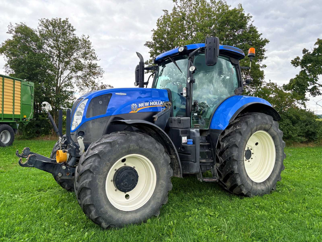 New Holland T7.210 AC - Farm tractor: picture 2 New Holland T7.210 AC - Farm tractor: picture 2