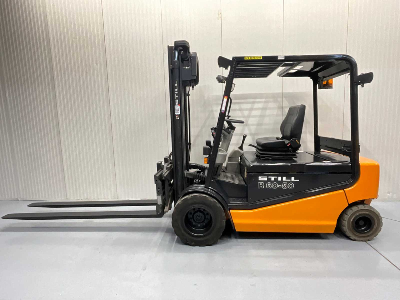 STILL R60-50 FORKLIFT 5000KG WITH FORK POSITIONER - BATTERY 2018 - FORKS 2400MM - Forklift: picture 2 STILL R60-50 FORKLIFT 5000KG WITH FORK POSITIONER - BATTERY 2018 - FORKS 2400MM - Forklift: picture 2