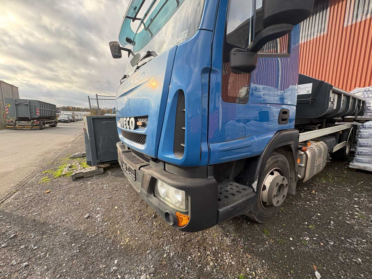 IVECO CARGO HOOKLIFT FROM 2015 – INCL. 3 CONTAINERS - Truck: picture 4 IVECO CARGO HOOKLIFT FROM 2015 – INCL. 3 CONTAINERS - Truck: picture 4