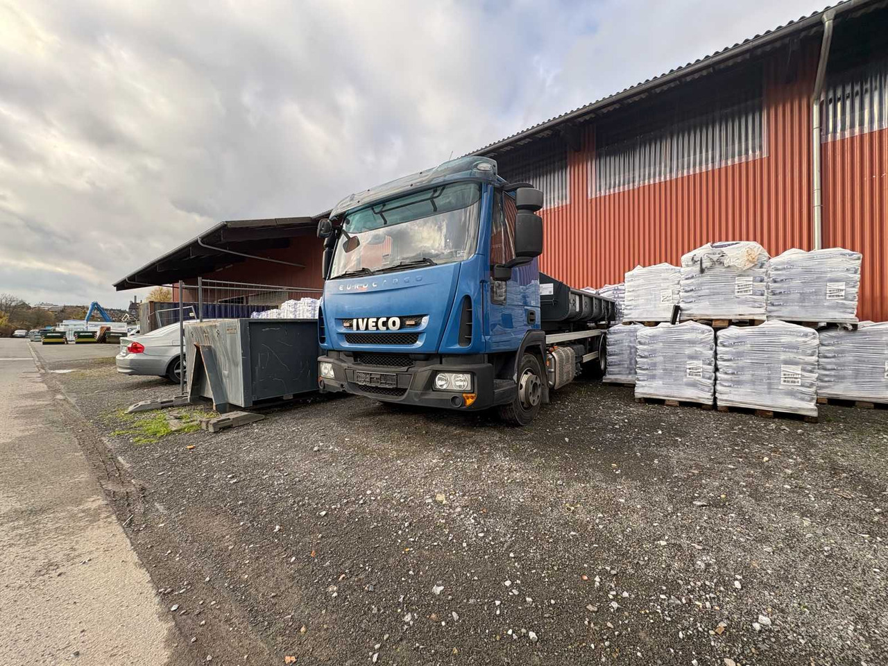 IVECO CARGO HOOKLIFT FROM 2015 – INCL. 3 CONTAINERS - Truck: picture 1 IVECO CARGO HOOKLIFT FROM 2015 – INCL. 3 CONTAINERS - Truck: picture 1
