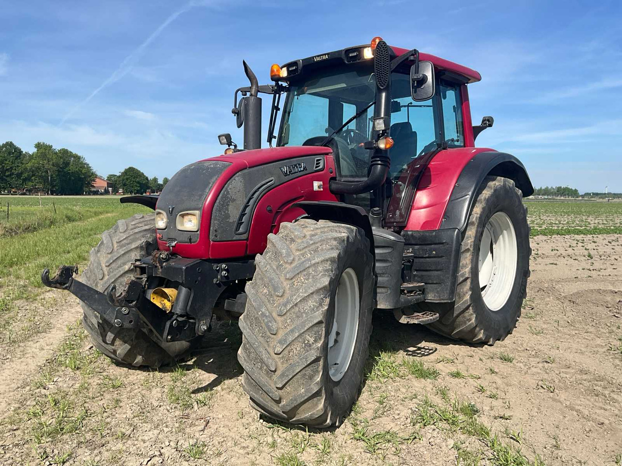 Valtra N142 - Farm tractor: picture 1 Valtra N142 - Farm tractor: picture 1