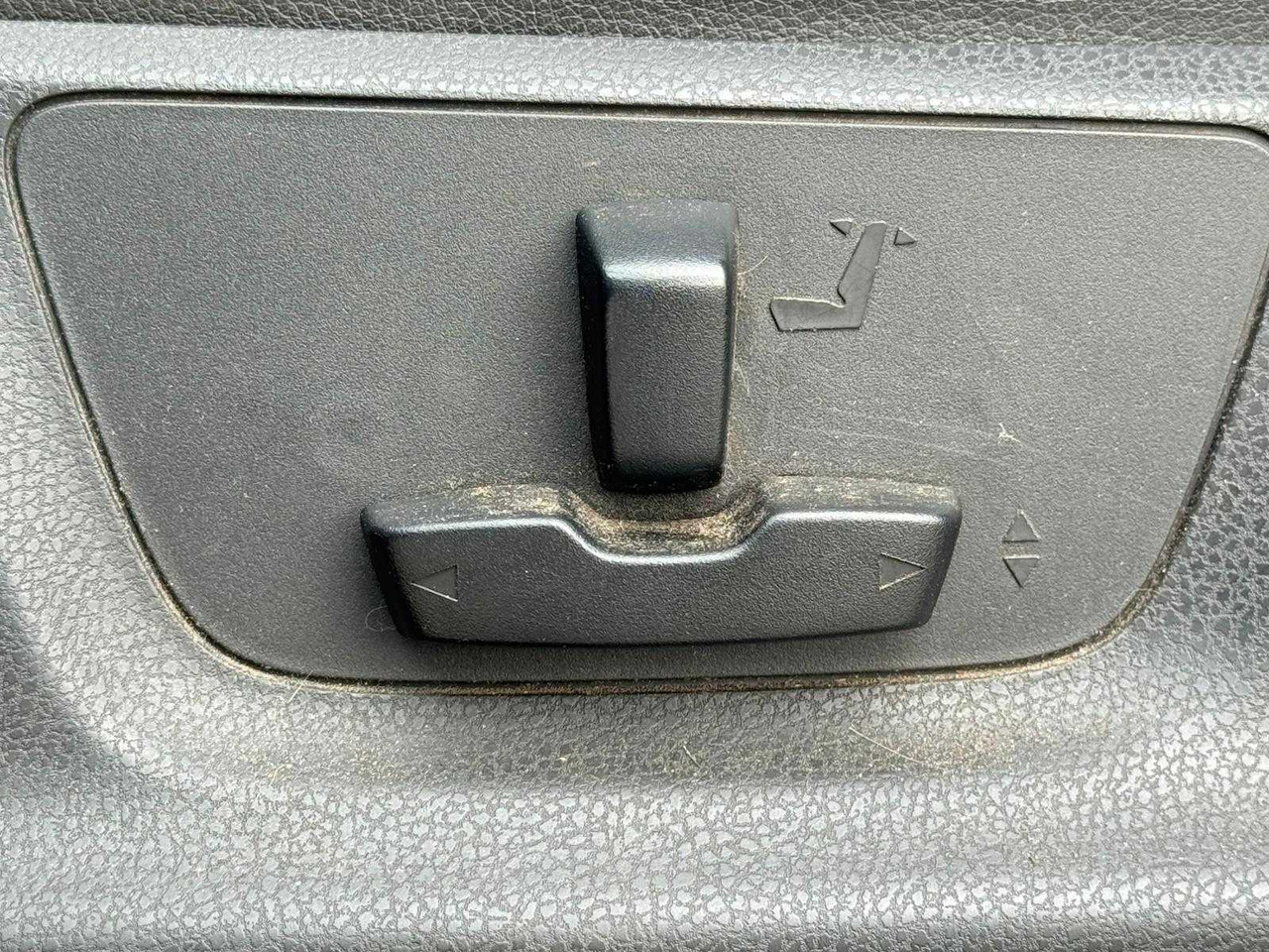 ISUZU D-MAX 2.5 DOUBLE CAB LSX 5-PERSON - 2016 | VX-388-L - Van: picture 4 ISUZU D-MAX 2.5 DOUBLE CAB LSX 5-PERSON - 2016 | VX-388-L - Van: picture 4