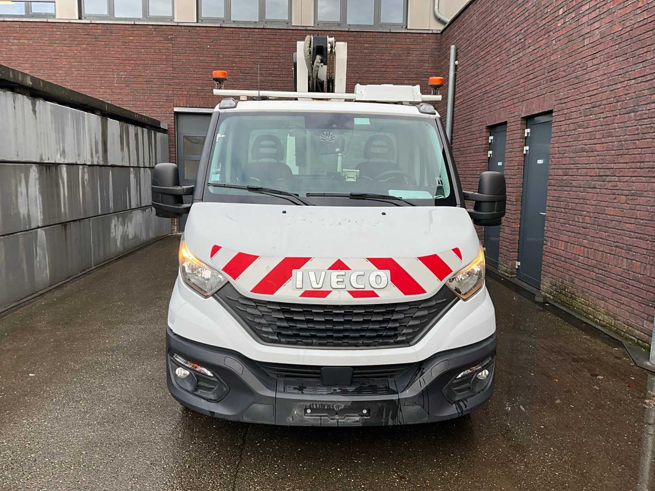 IVECO DAILY 35S14 AERIAL PLATFORM - COMMERCIAL VEHICLE (DAMAGE) - Van: picture 2 IVECO DAILY 35S14 AERIAL PLATFORM - COMMERCIAL VEHICLE (DAMAGE) - Van: picture 2