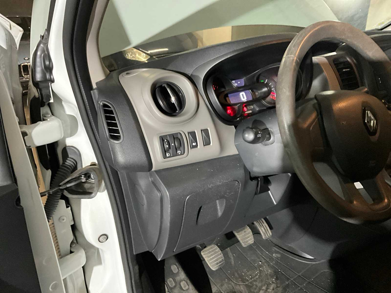 Van RENAULT TRAFIC VANS: picture 15