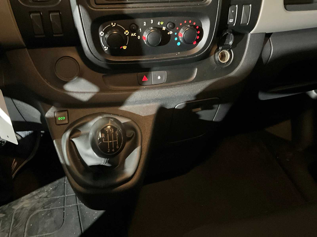 Van RENAULT TRAFIC VANS: picture 12