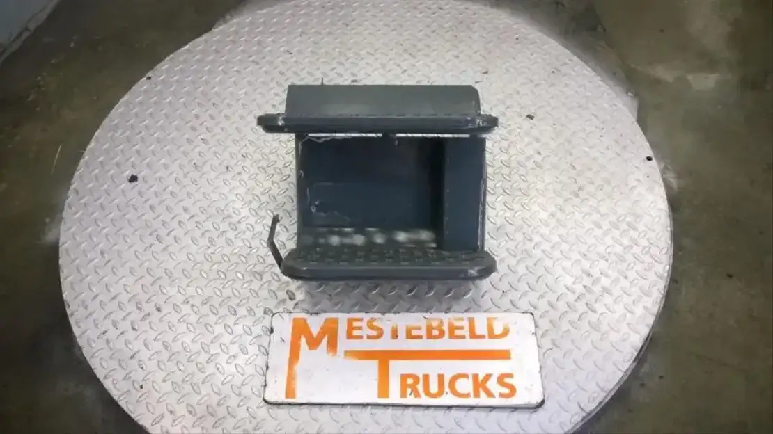 Iveco Opstapbak staal rechts - Cab and interior for Truck: picture 1 Iveco Opstapbak staal rechts - Cab and interior for Truck: picture 1