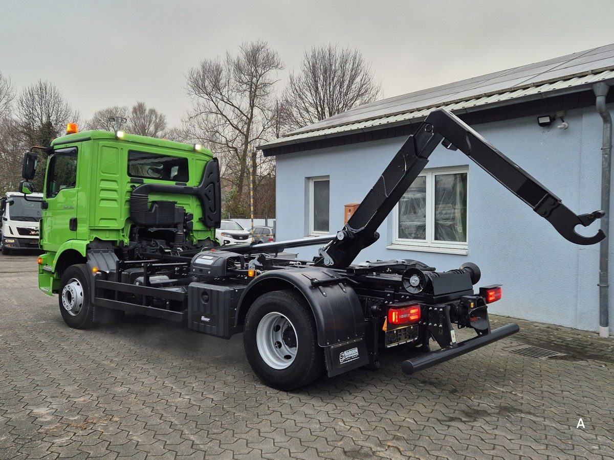 MAN TGM 15.250 Abrollkipper hydr. Haken 900-1570mm - Hook lift truck: picture 1 MAN TGM 15.250 Abrollkipper hydr. Haken 900-1570mm - Hook lift truck: picture 1