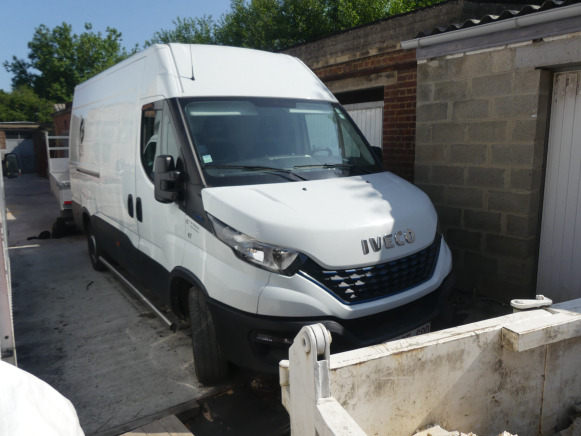 Camionnette Iveco 35S14N (2021-60.293 km) - Car: picture 2 Camionnette Iveco 35S14N (2021-60.293 km) - Car: picture 2