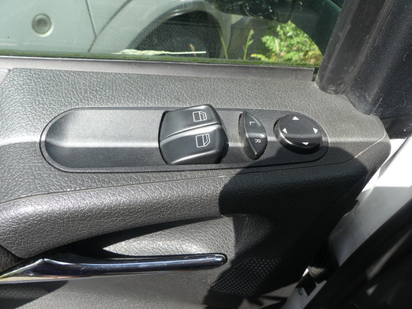 Passenger van REF:Immatriculé sous : 1-CWZ-976 - Voiture Mercedes-Benz Vito: picture 10