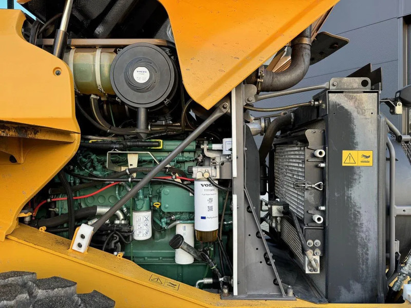Wheel loader Volvo L70G 8600 HR 2012: picture 12