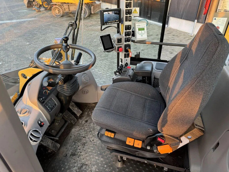 Wheel loader Volvo L70G 8600 HR 2012: picture 8