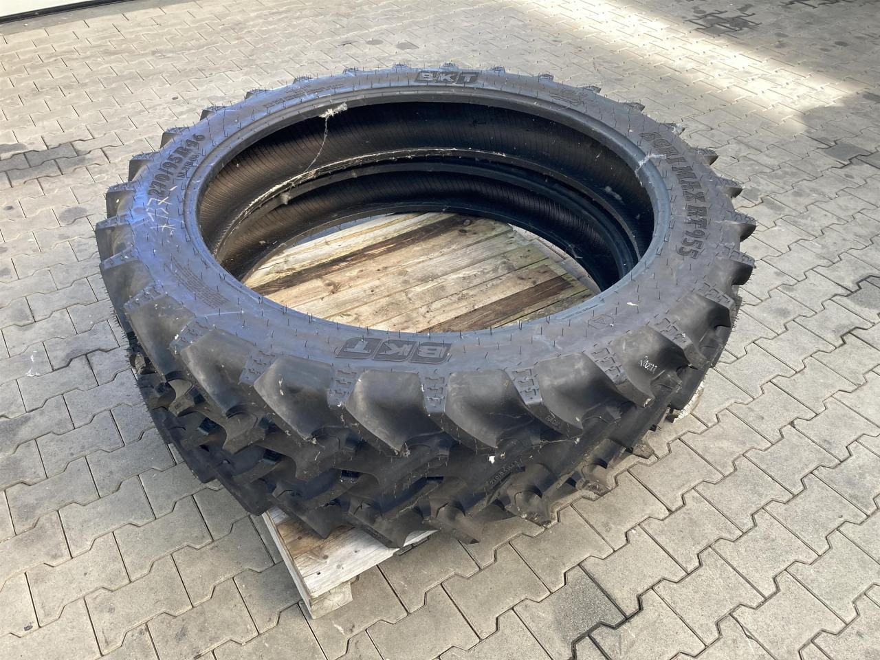 BKT 270/95R46 - Tire for Agricultural machinery: picture 1 BKT 270/95R46 - Tire for Agricultural machinery: picture 1