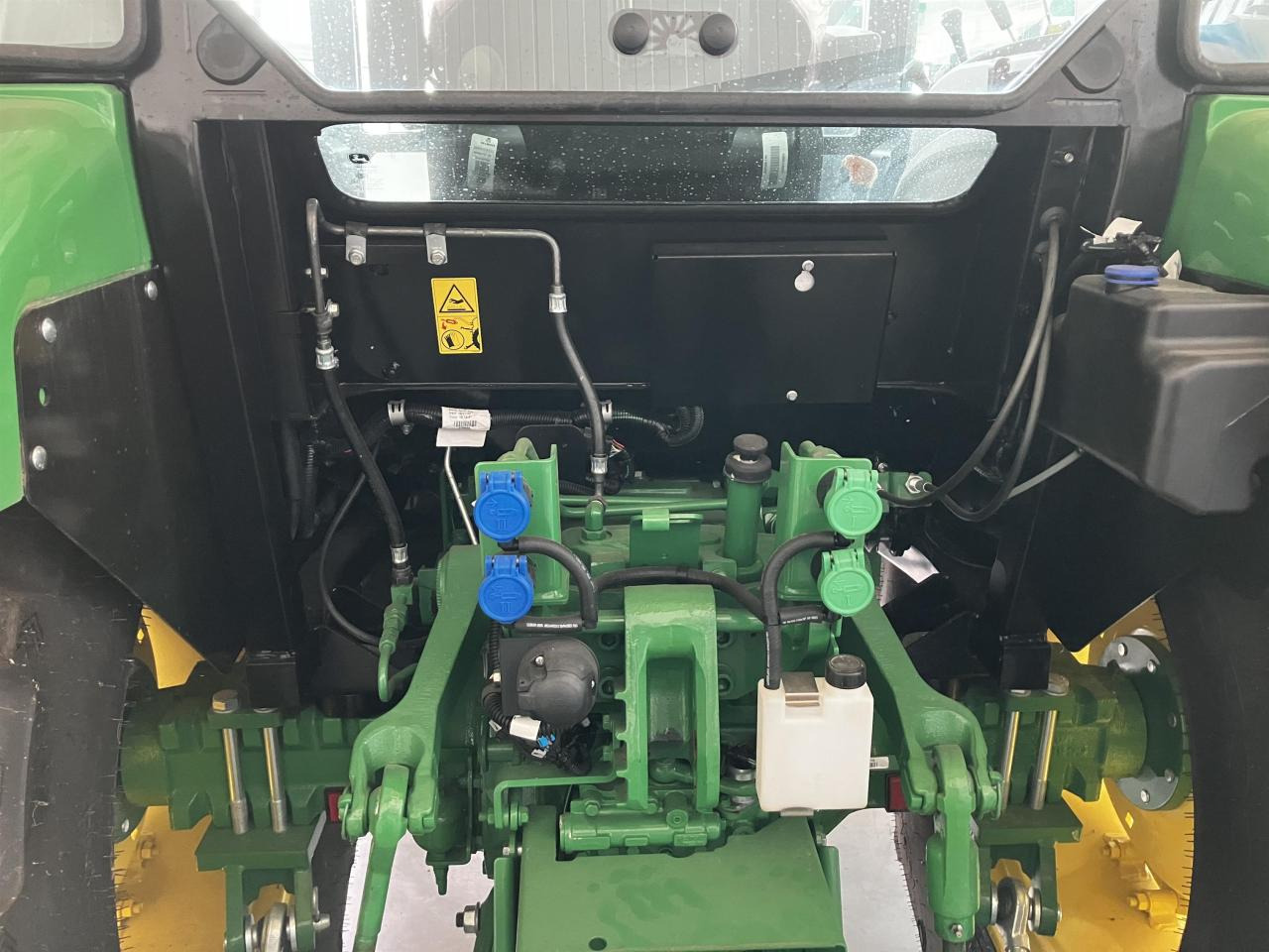 Farm tractor John Deere 5075E: picture 6