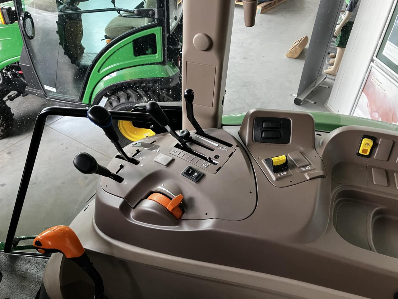 Farm tractor John Deere 5075E: picture 10