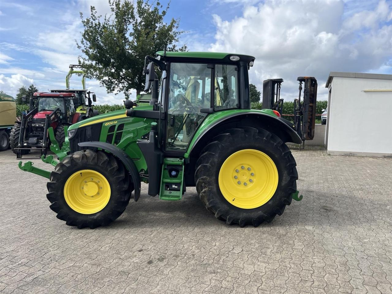 John Deere 6100M - Farm tractor: picture 3 John Deere 6100M - Farm tractor: picture 3