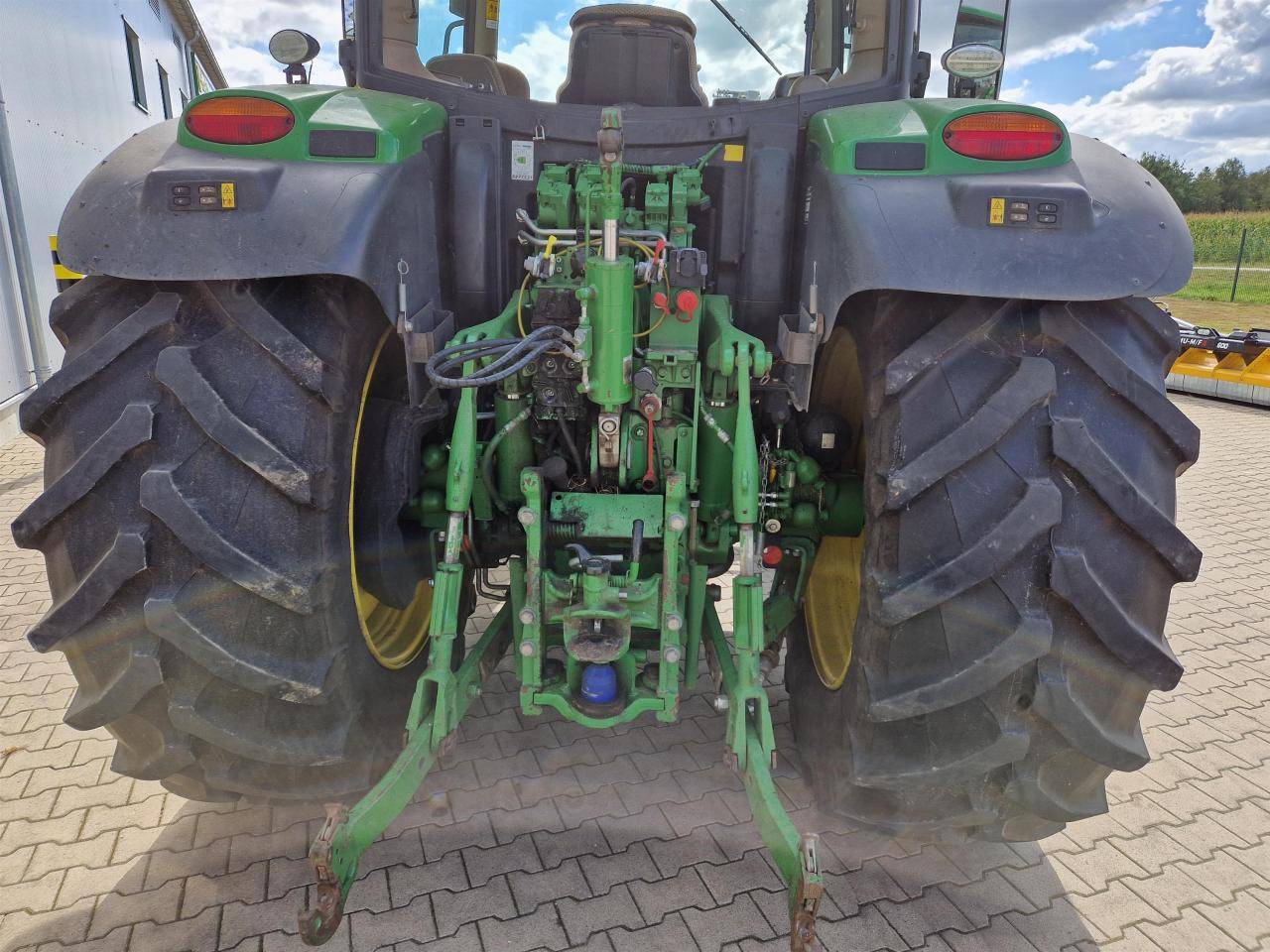 John Deere 6145R - Farm tractor: picture 4 John Deere 6145R - Farm tractor: picture 4