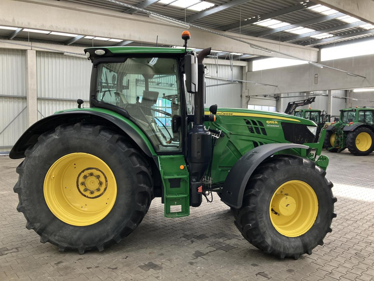 John Deere 6155R - Farm tractor: picture 4 John Deere 6155R - Farm tractor: picture 4
