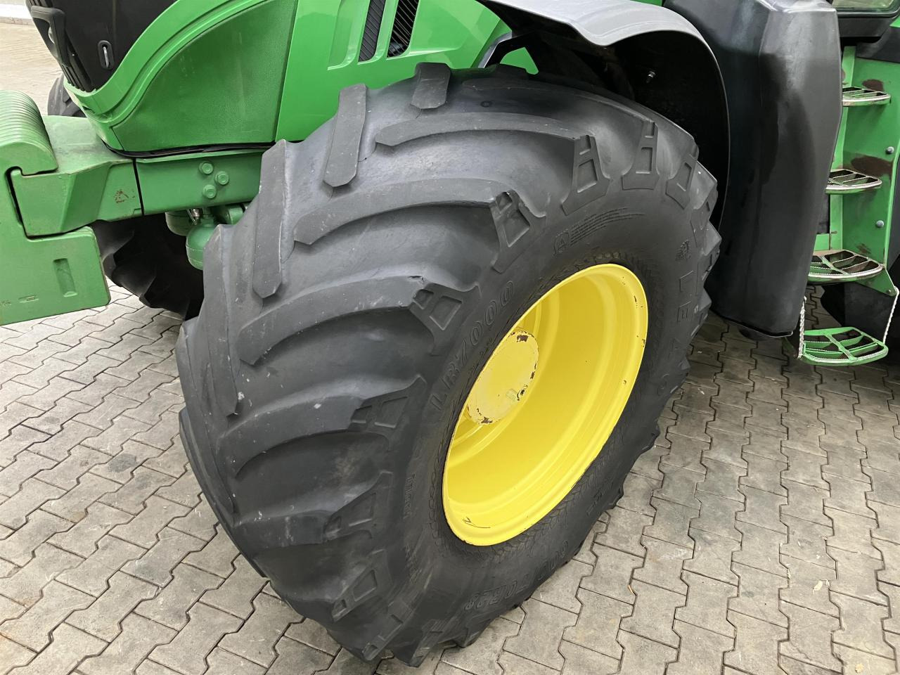 John Deere 6170R - Farm tractor: picture 2 John Deere 6170R - Farm tractor: picture 2