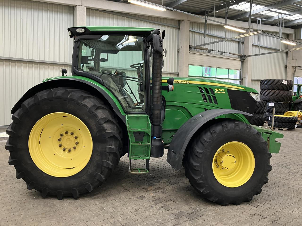 John Deere 6170R - Farm tractor: picture 4 John Deere 6170R - Farm tractor: picture 4