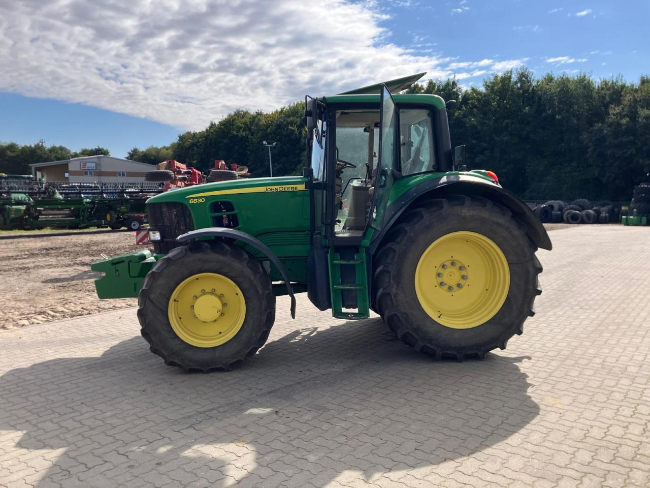 John Deere 6830 - Farm tractor: picture 1 John Deere 6830 - Farm tractor: picture 1
