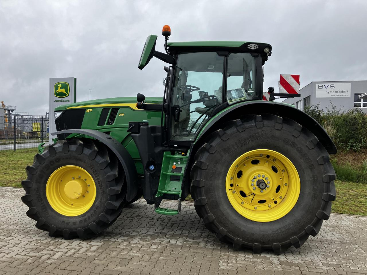 John Deere 6R 215 - Farm tractor: picture 1 John Deere 6R 215 - Farm tractor: picture 1