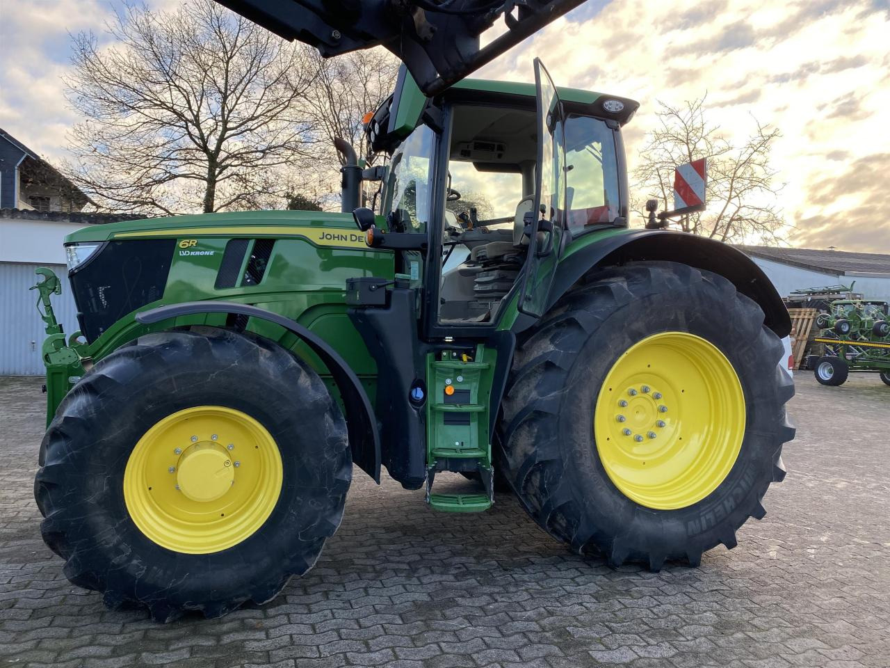 John Deere 6R 215 - Farm tractor: picture 2 John Deere 6R 215 - Farm tractor: picture 2