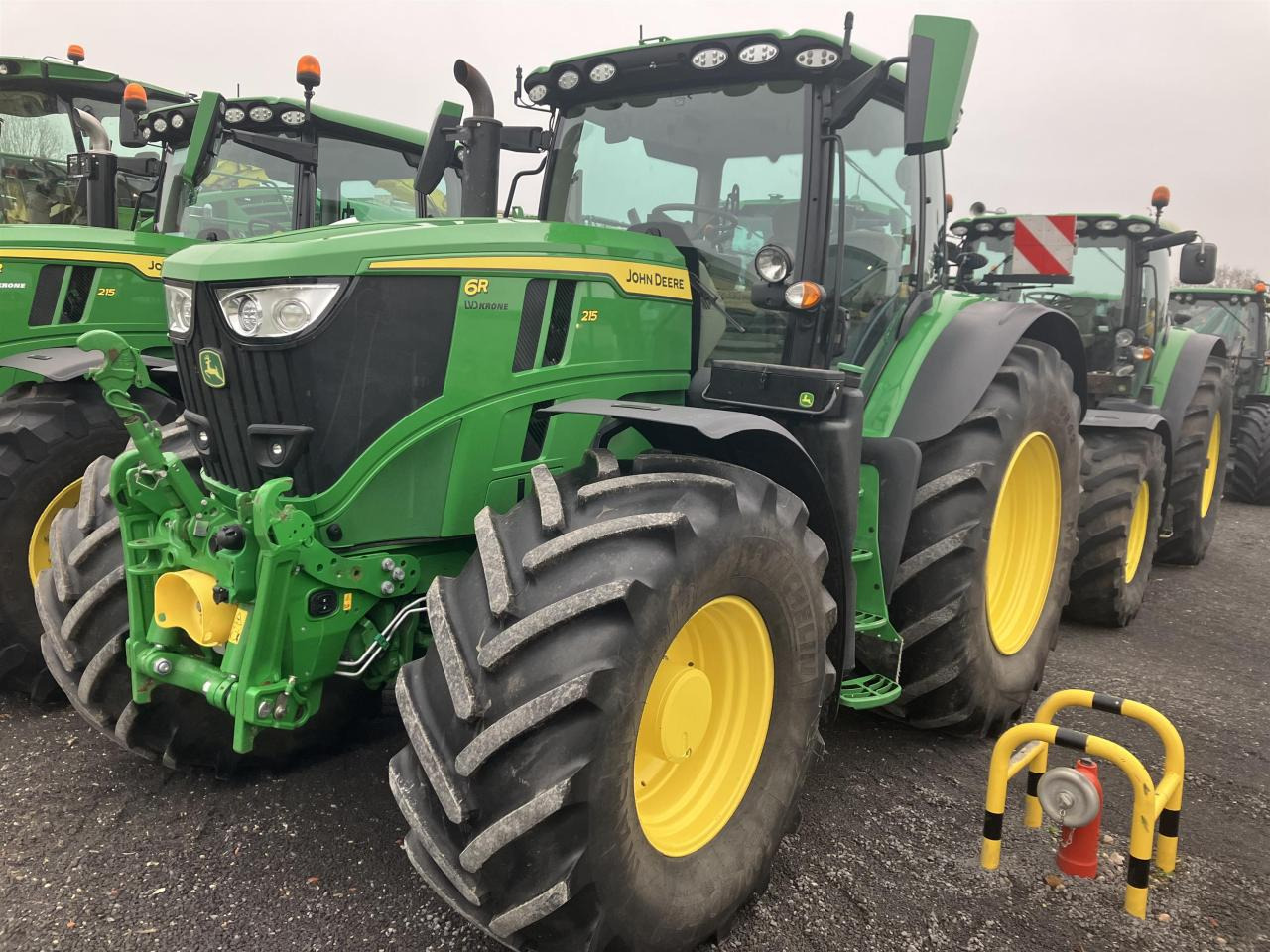 John Deere 6R 215 - Farm tractor: picture 1 John Deere 6R 215 - Farm tractor: picture 1