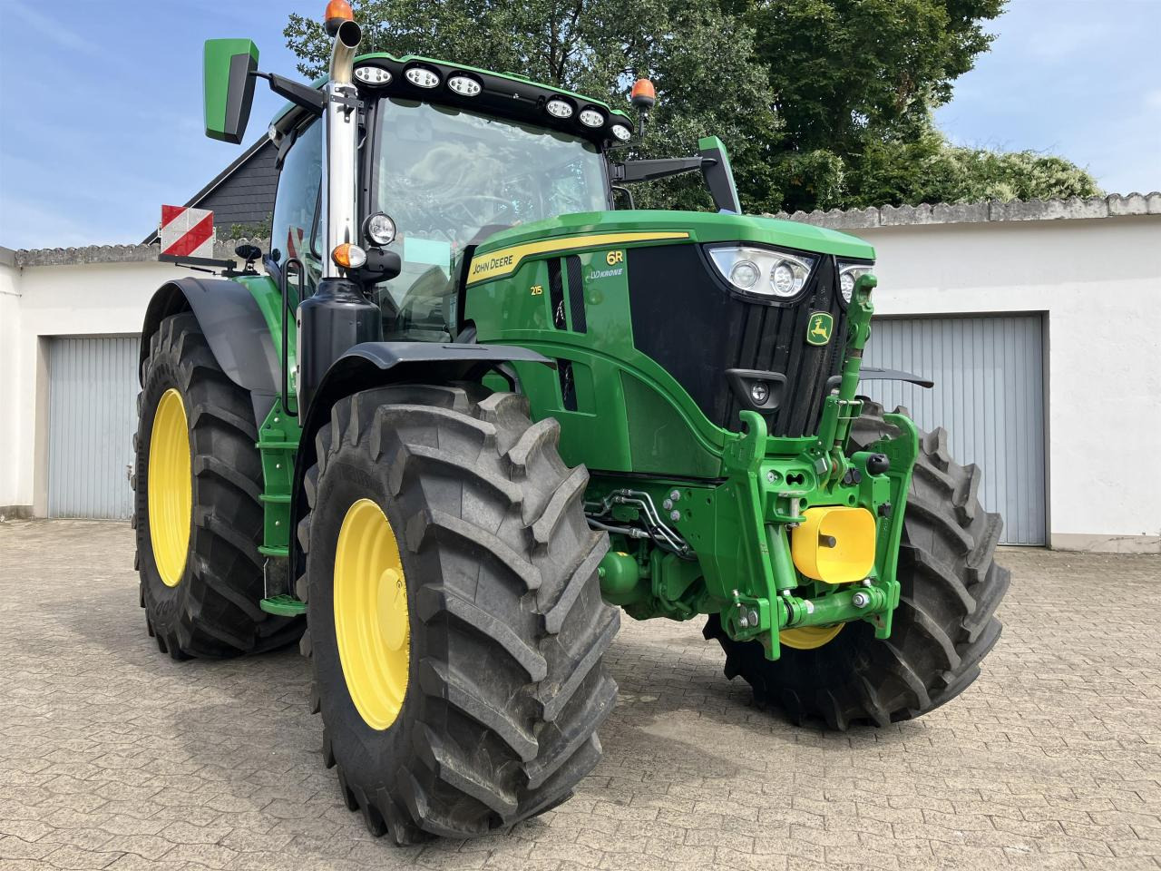 John Deere 6R 215 - Farm tractor: picture 1 John Deere 6R 215 - Farm tractor: picture 1