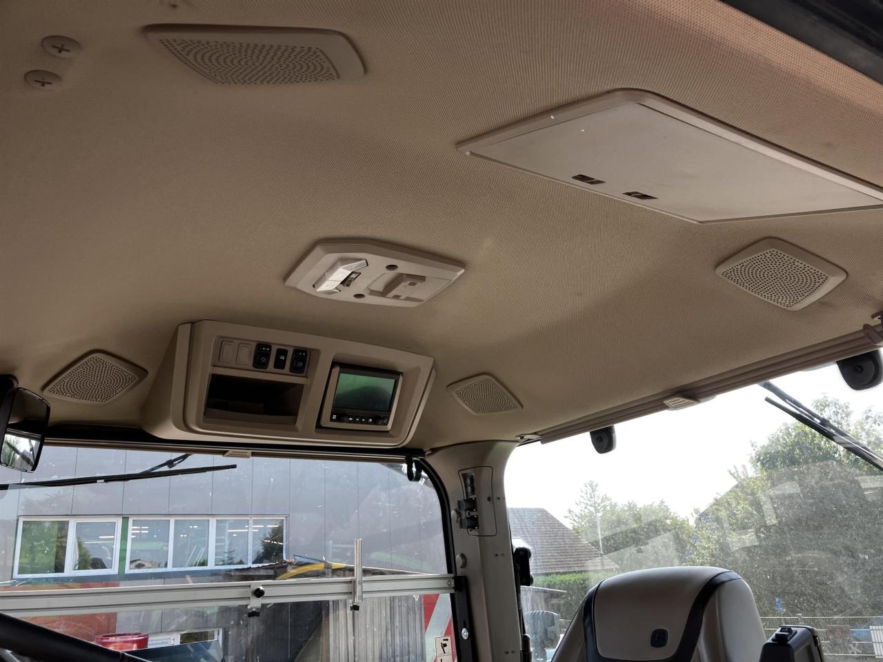 Farm tractor John Deere 7R 350: picture 8