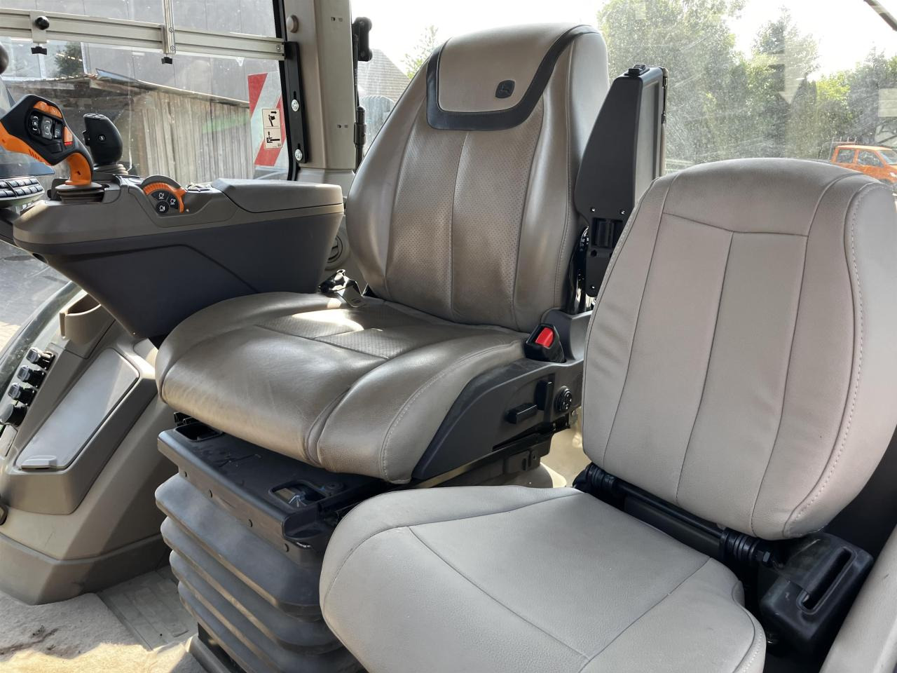 Farm tractor John Deere 7R 350: picture 7