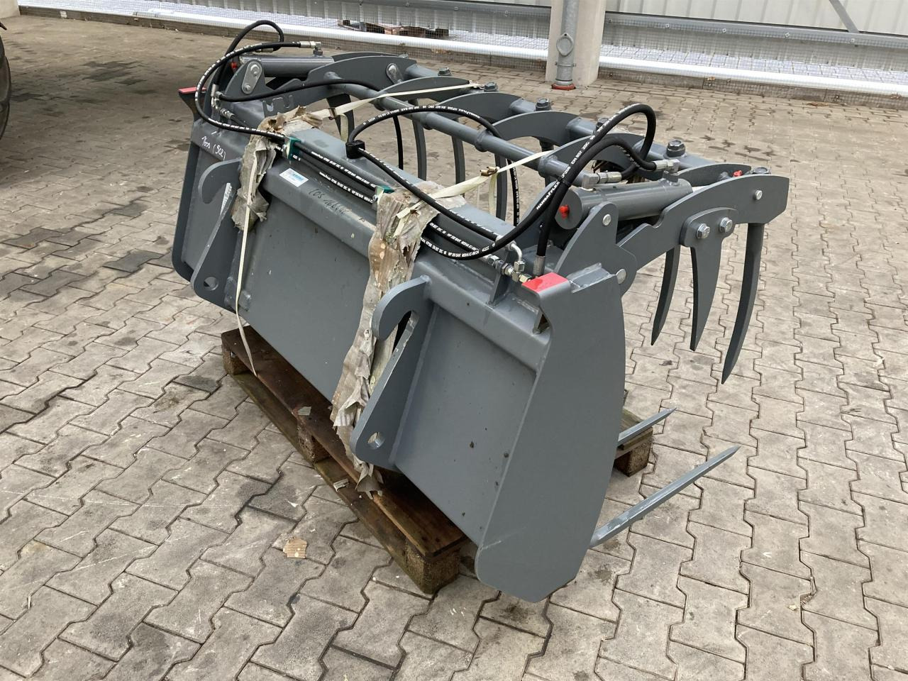 Kramer 1600 mm Vielzweckgabel - Front loader for tractor: picture 2 Kramer 1600 mm Vielzweckgabel - Front loader for tractor: picture 2